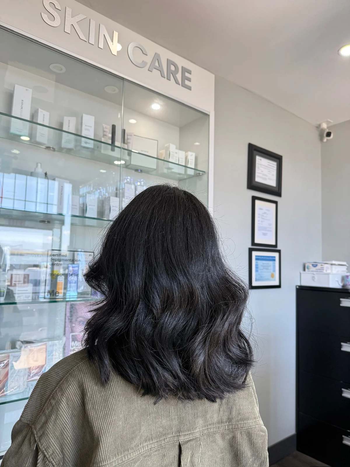 Glossy black shoulder-length bob with soft waves